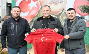 A Milli Takım'ım imzalı forması DMD hastası Rahmi Kerem için satışta