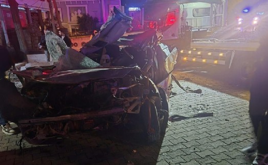 Alkollü sürücü lastikçiye daldı: 1’i ağır, 3 yaralı