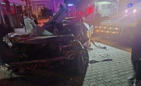Alkollü sürücü lastikçiye daldı: 1’i ağır, 3 yaralı