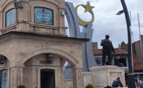 Atatürk heykeli yeni yerinde