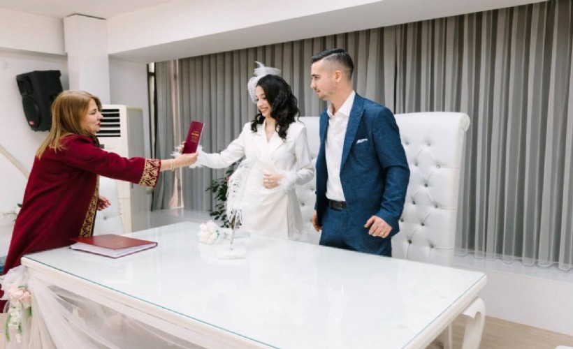 Balçova'da yeni evlenen çiftlere alışveriş kartı desteği!