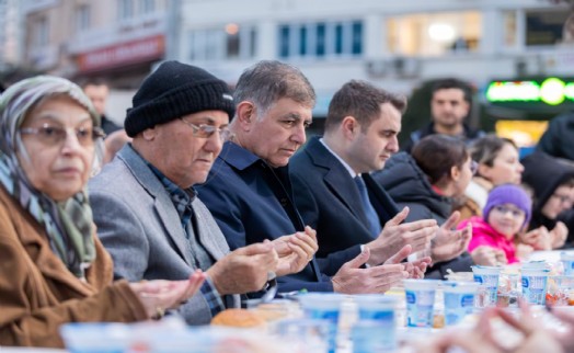 Başkan Tugay: Ne saraylara ne şatafatlı sofralara ihtiyacımız var