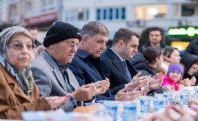 Başkan Tugay: Ne saraylara ne şatafatlı sofralara ihtiyacımız var