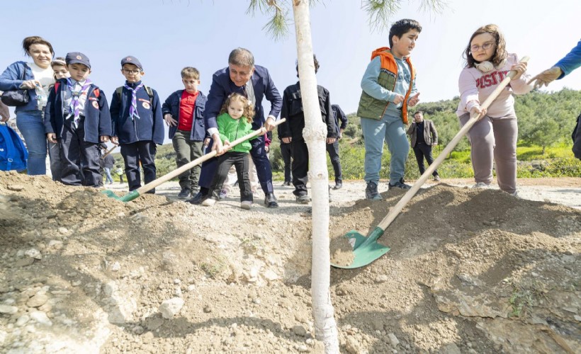 Başkan Tugay çocuklara verdiği sözü tuttu, fidanlar toprakla buluştu