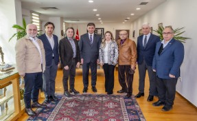 Başkan Tugay'dan gazetecilere otopark müjdesi!