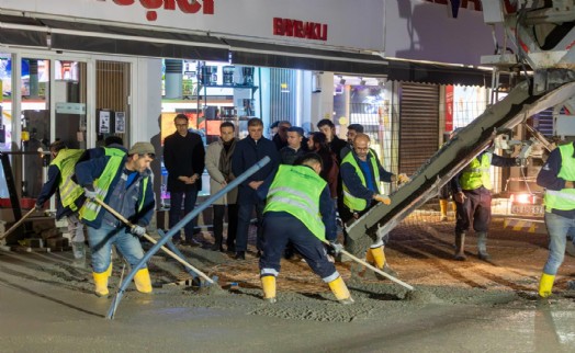 Başkan Tugay'dan gece mesaisi yapan işçilere destek