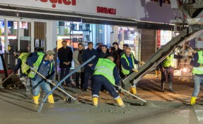 Başkan Tugay'dan gece mesaisi yapan işçilere destek