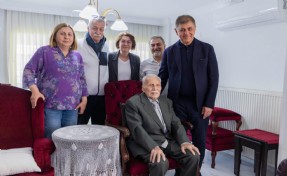 Başkan Tugay’dan 14 Mart’ta ortopedinin çınarına ziyaret