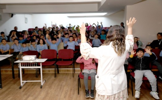 Bayraklı Belediyesi'nden 14 okulda 2 bin 200 öğrenciye hijyen eğitimi