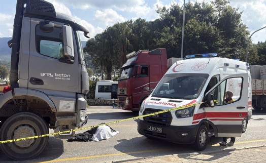 Beton mikserinin çarptığı yaya öldü; kaza kamerada