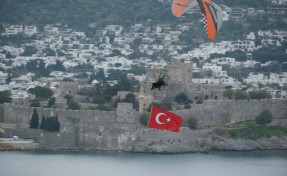 Bodrum semalarında ay yıldızlı 18 Mart anması