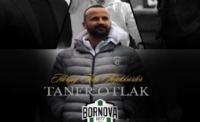 Bornova 1877'de Taner Otlak gitti