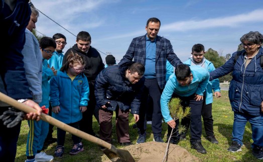 Bornova'nın en özel fidanları toprakla buluştu