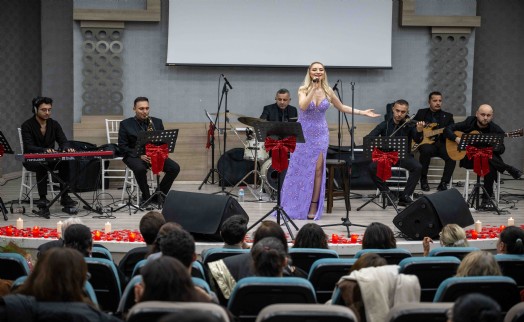 Bornova’da aşk şarkıları gecesi