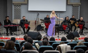 Bornova’da aşk şarkıları gecesi