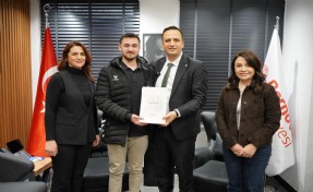 Bornova’da başarı ödüllendirildi: Dereceye giren öğrencilere tablet!