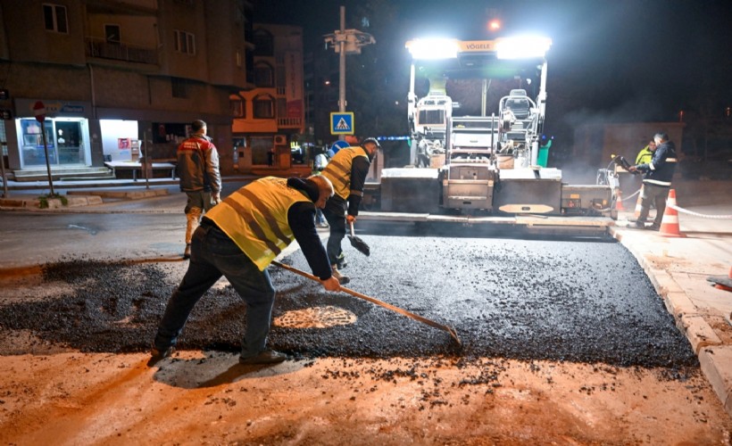 Bornova’da gece asfalt mesaisi