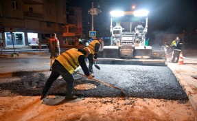 Bornova’da gece asfalt mesaisi