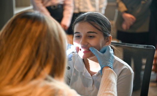 Bornova’da işitme engelli öğrencilere diş taraması ve tarih yolculuğu