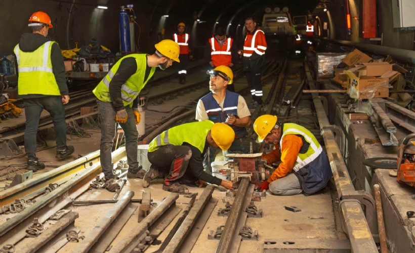 Bornova’da metro hattında raylar yenileniyor