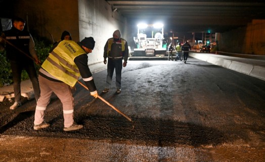 Bornova’da yağmur bitti, asfalt serimi başladı