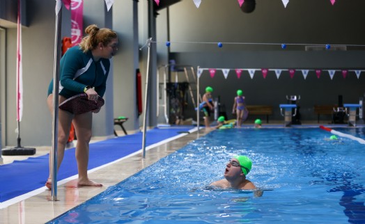 Buca’da engeller kulaçlarla aşılıyor