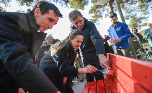 Büyükşehir'den şiddete karşı farkındalık hamlesi: Banklar kırmızıya boyandı