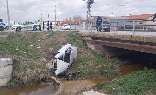 Çarpışan iki otomobilden biri dereye uçtu! 3 yaralı