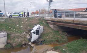Çarpışan iki otomobilden biri dereye uçtu! 3 yaralı