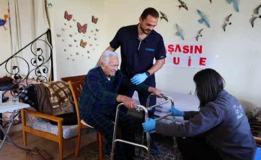 Çeşme Belediyesi'nden  bayram öncesi anlamlı destek: Ev temizliği ve kişisel bakım hizmeti