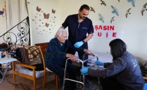 Çeşme Belediyesi'nden  bayram öncesi anlamlı destek: Ev temizliği ve kişisel bakım hizmeti