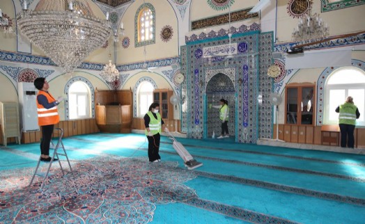 Çiğli’de bayram öncesi cami ve mezarlıklarda kapsamlı temizlik