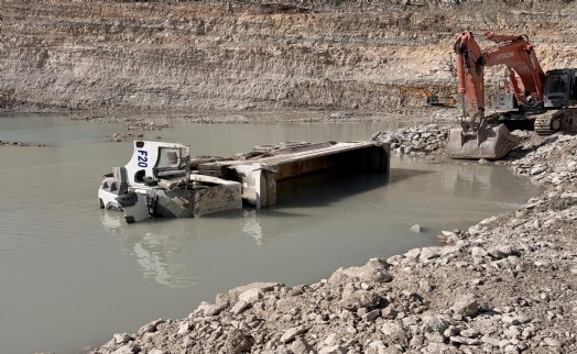 Devrilen hafriyat kamyonunun şoförü öldü