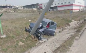 Elektrik direğine çarpan otomobilin sürücüsü yaralandı!