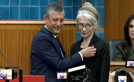 Emine Ülker Tarhan, CHP'ye döndü: Rozetini Özgür Özel taktı