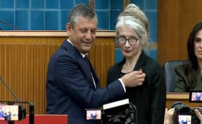 Emine Ülker Tarhan, CHP'ye döndü: Rozetini Özgür Özel taktı