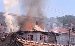 Evde çıkan yangını köydeki yangın vanalarıyla söndürdüler