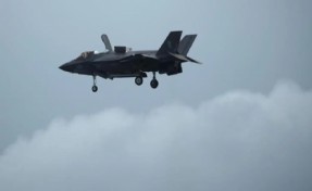 F-35 vuruldu, acil iniş yaptı!