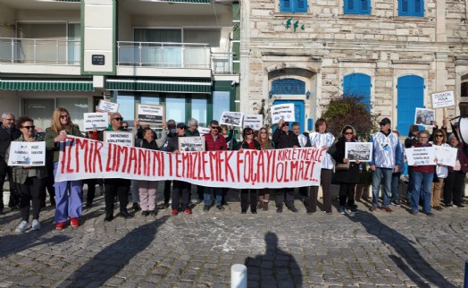 Foça'da insan zinciriyle 'çamur' protestosu: Bakanlık onay verirken Büyükşehir seyretti!