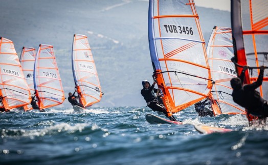 Foça'da sörf rüzgarı milli forma için esti