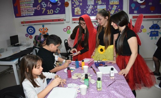 Hastane odasında oyun ve sanat: Minik hastalara moral etkinliği