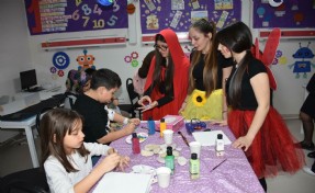 Hastane odasında oyun ve sanat: Minik hastalara moral etkinliği