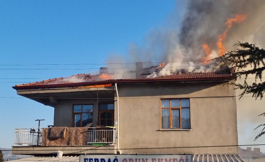 İki katlı evde yangın paniği: Tüm çatıyı alevler sardı