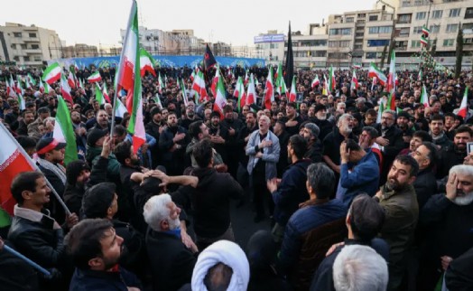 İran’da yas törenleri başladı: Hamaney’in ölümü sonrası meydanlar doldu