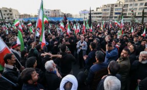 İran’da yas törenleri başladı: Hamaney’in ölümü sonrası meydanlar doldu