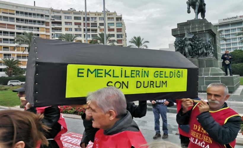 İzmir'de emekliler sokakta: 'Verilen zam fiilen geri alındı'