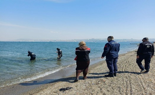 İzmir'de kaçak midye toplayan 3 kişiye gözaltı!