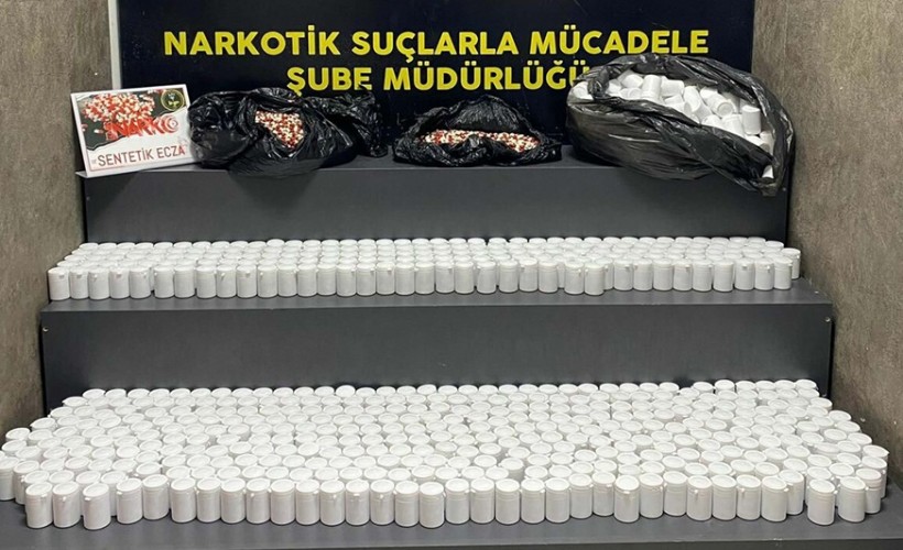 İzmir'de uyuşturucu operasyonu: Otomobilden binlerce hap çıktı!
