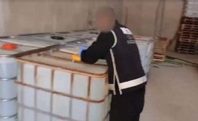 İzmir merkezli 4 ilde operasyon; 40,2 ton taklit etiketli etil alkol ele geçirildi