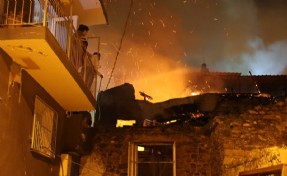 İzmir’de 2 katlı evde çıkan yangın, bitişikteki evlere sıçramadan söndürüldü